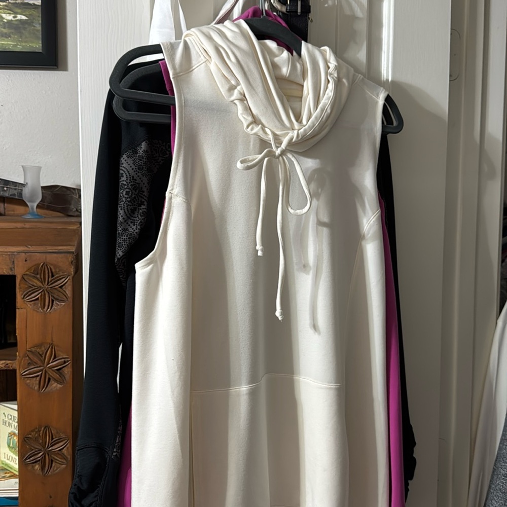 CALIA by Carrie Underwood Cream Sleeveless Hoodie